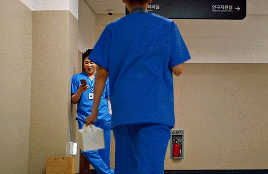 Chùm ảnh ngọt lụy tim của cặp Song Hwa - Ik Jun nhà Hospital Playlist: Ngày càng xích lại gần, bên nhau từ nụ cười cho tới giọt nước mắt! - Hình 11