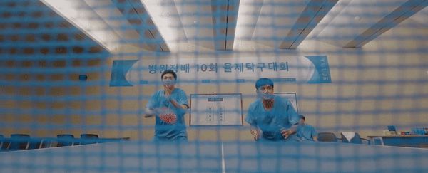 Hospital Playlist 2 tập 9 chơi lớn, mời hẳn huy chương vàng Olympic làm cameo, cho giáo sư biết tuốt Lee Ik Jun ra chuồng gà - Hình 5