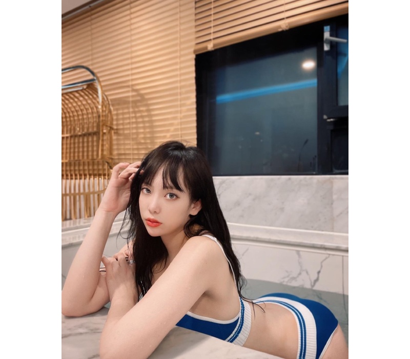 Hot girl quấn chăn lên sóng, nước da trắng bóc cùng thềm ngực tròn thu hút sự chú ý - Hình 13