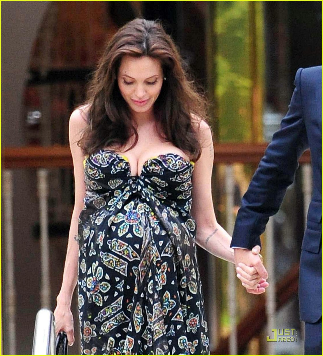 Angelina Jolie - mẹ bầu đẹp nhất Hollywood: Bụng vượt mặt vẫn đại náo thảm đỏ, nhan sắc diễm lệ - Hình 8