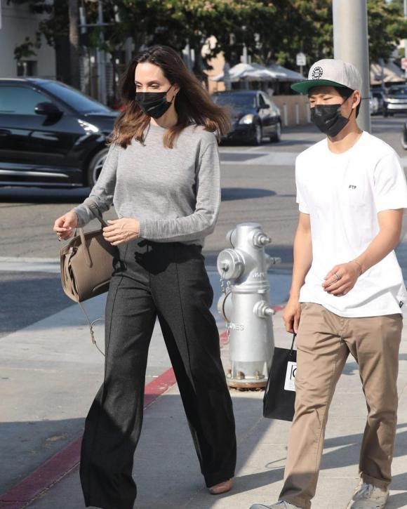 Angelina Jolie đến bệnh viện cùng con gái từng có ý định chuyển giới - Hình 2
