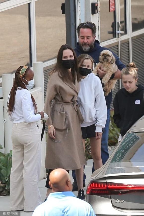 Angelina Jolie đến bệnh viện cùng con gái từng có ý định chuyển giới - Hình 1