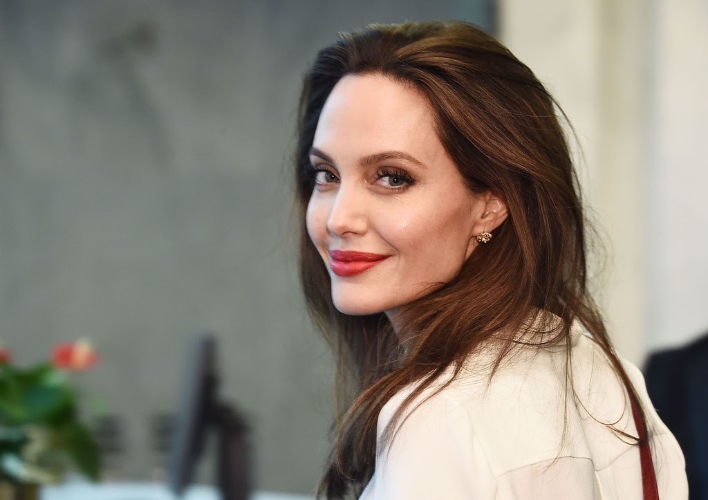 Angelina Jolie vừa lập Instagram đã có 5 triệu người theo dõi, đăng gì mà gây bão mạng? - Hình 1