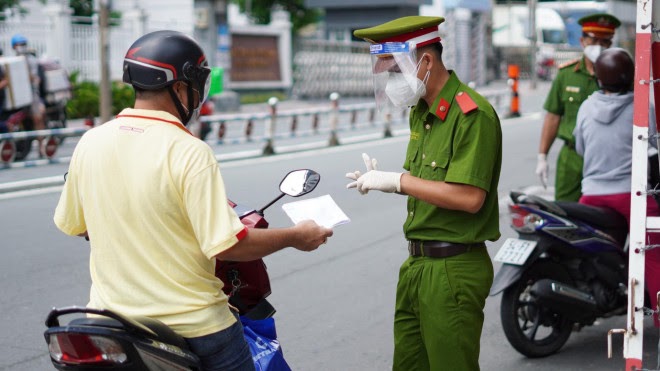 TP.HCM đông như đi sắm Tết trước giờ ai ở đâu ở yên đấy - Hình 2
