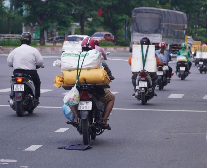 TP.HCM đông như đi sắm Tết trước giờ ai ở đâu ở yên đấy - Hình 3
