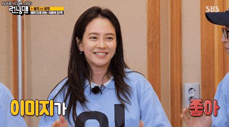 Tuyên bố loveline chỉ là đùa, cớ sao Song Ji Hyo - Kim Jong Kook vẫn có hành động làm dân tình quắn quéo thế này? - Hình 1