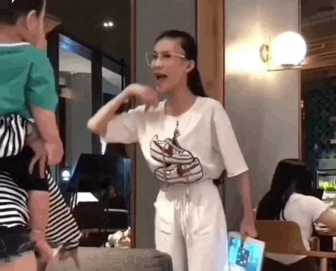 Bạn có nhớ: Nhiều năm về trước từng có một pha thó đồ hiệu trong quán cafe viral um sùm, đi đâu cũng nghe chị hĩu hông nhức cả đầu - Hình 2