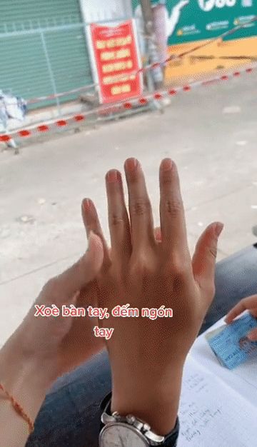 Công an đang trực chốt mà gái lạ xông vào nắm tay, lập tức có biểu cảm gây sốt - Hình 2