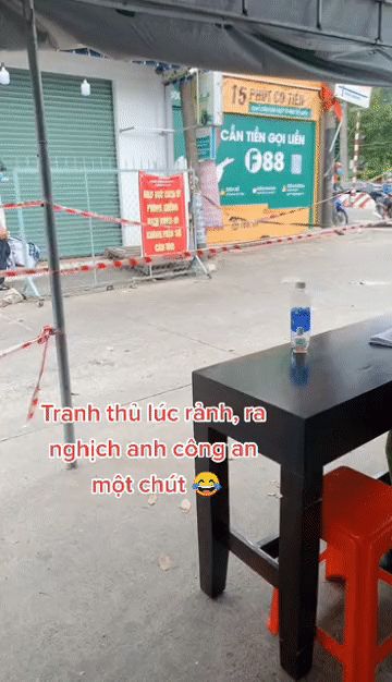 Công an đang trực chốt mà gái lạ xông vào nắm tay, lập tức có biểu cảm gây sốt - Hình 1