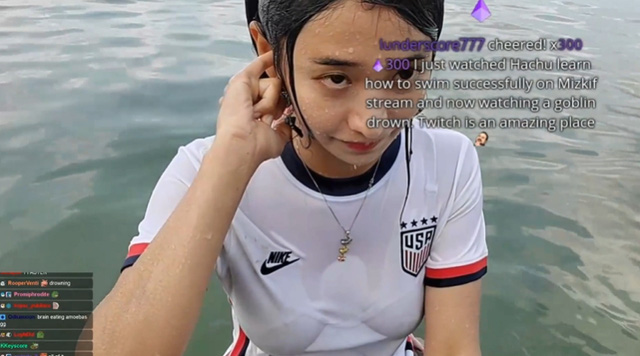 Nữ streamer khoe cơ thể nóng bỏng ướt át trên bãi biển - Hình 3