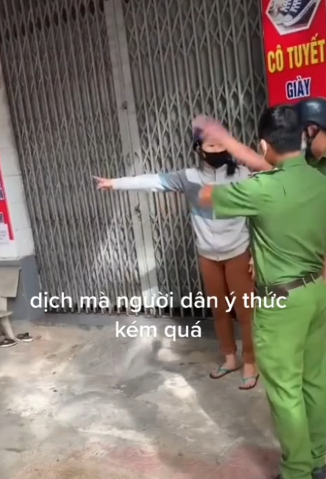 Ra đường không lý do còn chỉ mặt công an: Mày cho tao lên phường hả? Tao kiện đó - Hình 1
