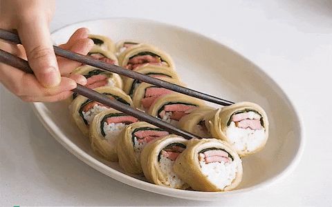 Chả cần rong biển bạn cũng có thể làm được kimbap bằng cách này, đơn giản mà ngon bất ngờ - Hình 5