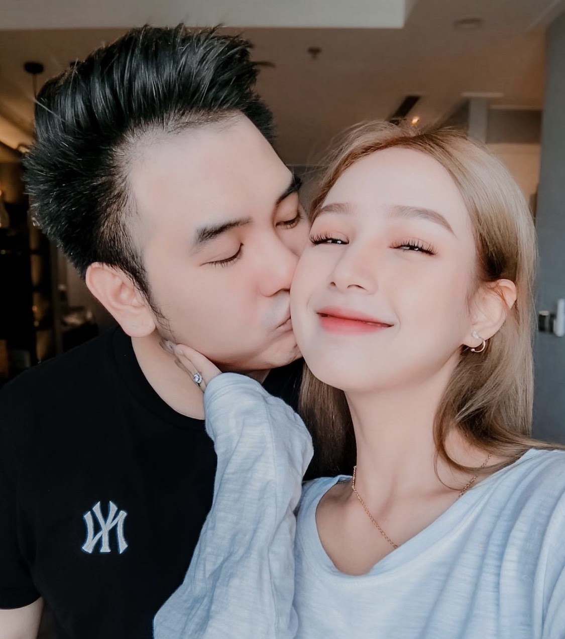 Xoài Non bị hàng xóm mỉa mai ham tiền nên mới lấy chồng già - Hình 1