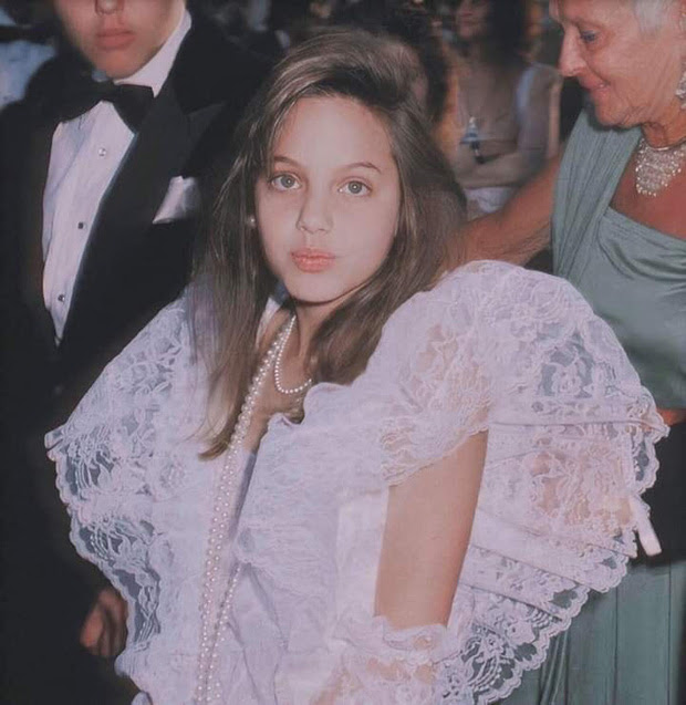 Angelina Jolie mới 11 tuổi đã đẹp vô thực, làm lu mờ cả sao hạng A trên thảm đỏ - Hình 1