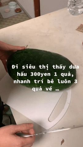 Cô gái mua được quả dưa hấu của Nhật về bổ ra thì té ngửa với thứ bên trong, dân mạng khuyên mang đi hầm xương hết sức kì lạ - Hình 1