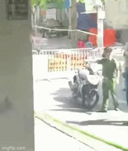 Không đeo khẩu trang còn đạp công an: Mày chặn tao, mày nghĩ mày là ai? - Hình 2