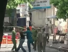 Không đeo khẩu trang còn đạp công an: Mày chặn tao, mày nghĩ mày là ai? - Hình 1