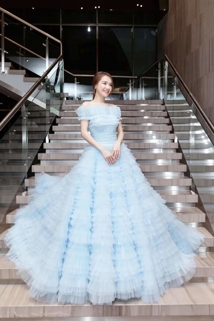 Ngọc Trinh, Hương Giang Idol hóa công chúa khi diện váy xếp tầng - Hình 2