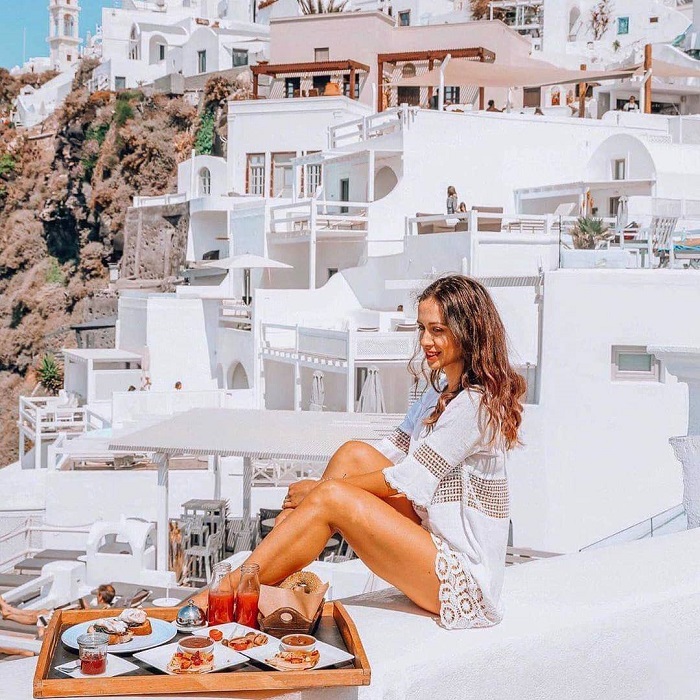 Say Nắng Vẻ Đẹp Như Tranh Vẽ Của Iconic Santorini Hotel, Khách Sạn Sang  Trọng Bên Bờ Biển Ở Hy Lạp - Du Lịch - Việt Giải Trí