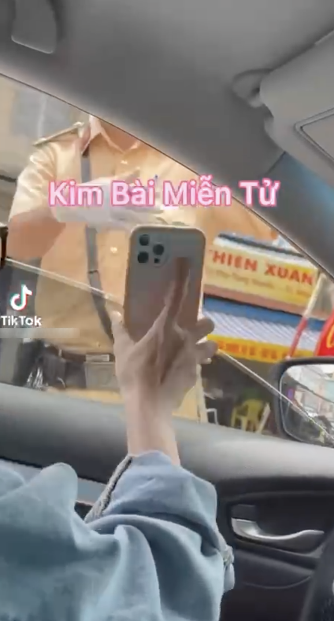 Cô gái lái ô tô thông chốt giữa mùa dịch, khoe kim bài miễn tử gây bức xúc - Hình 1