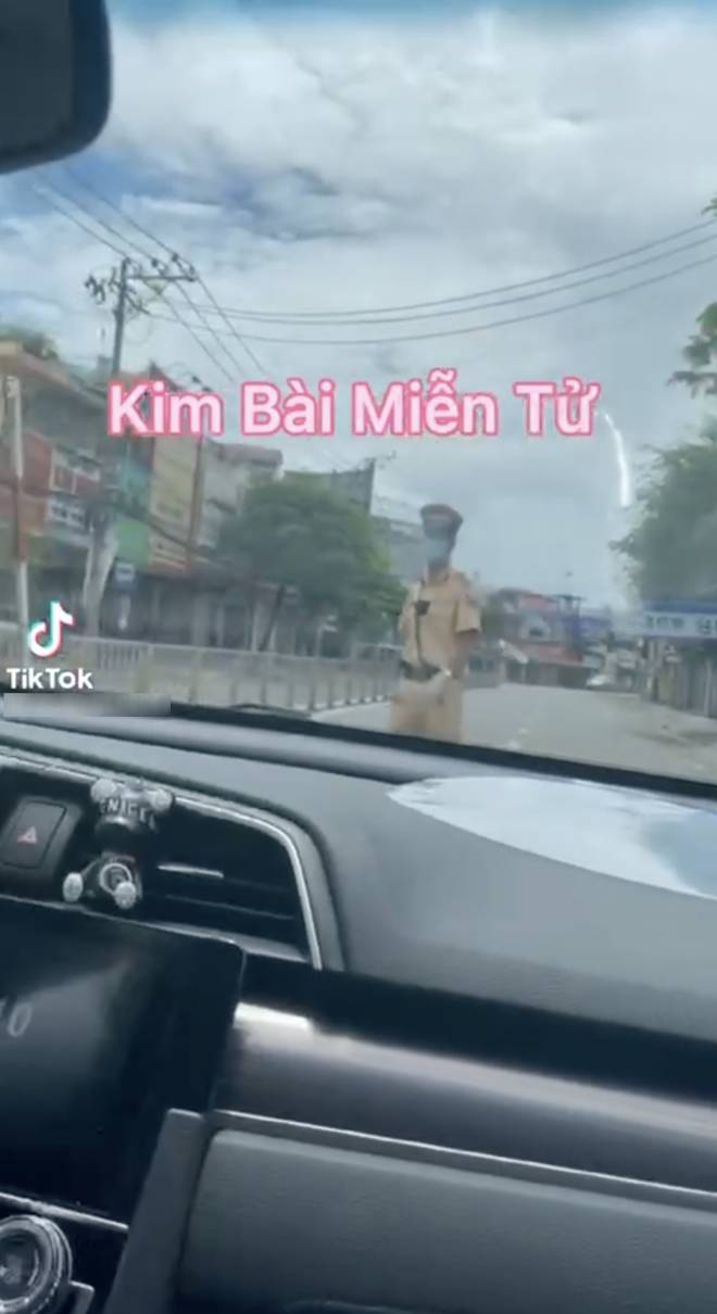 Cô gái lái ô tô thông chốt giữa mùa dịch, khoe kim bài miễn tử gây bức xúc - Hình 2