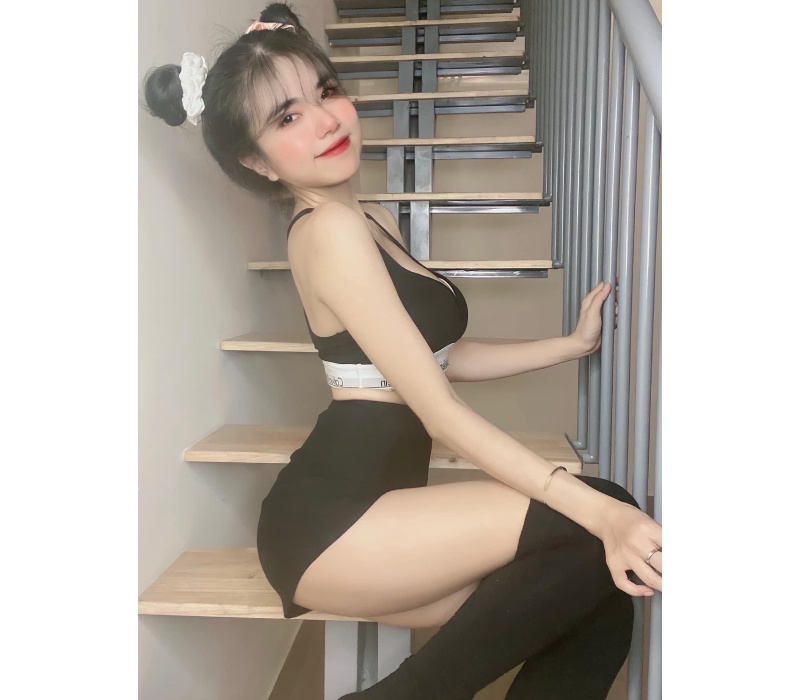 Hotgirl phim học đường khoe dáng trong tư thế gập ghềnh, đường cong uốn lượn làm người nhìn xuýt xoa - Hình 3