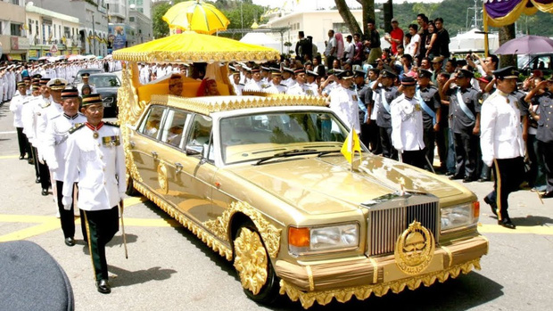 Who made the King of Brunei spend 17 million USD and roll out the red carpet to invite him to sing on his birthday? - Photo 2