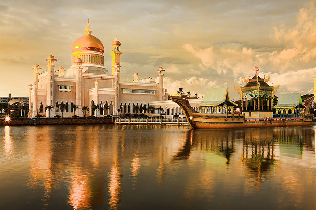 Who made the King of Brunei spend 17 million USD and roll out the red carpet to invite him to sing on his birthday? - Photo 1