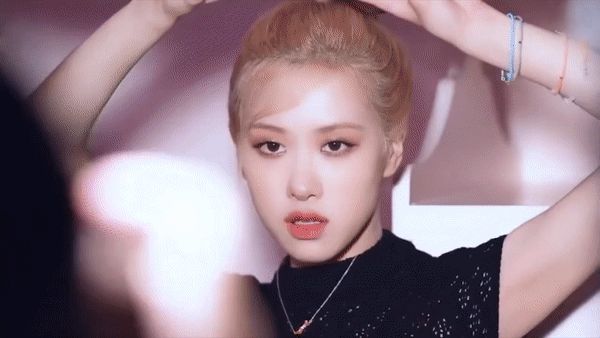 Hậu trường phô diễn visual mới toanh của BLACKPINK: Jisoo sexy lạ quá, mê nhất Jennie vì vừa ngây thơ vừa sexy xịt máu - Hình 14