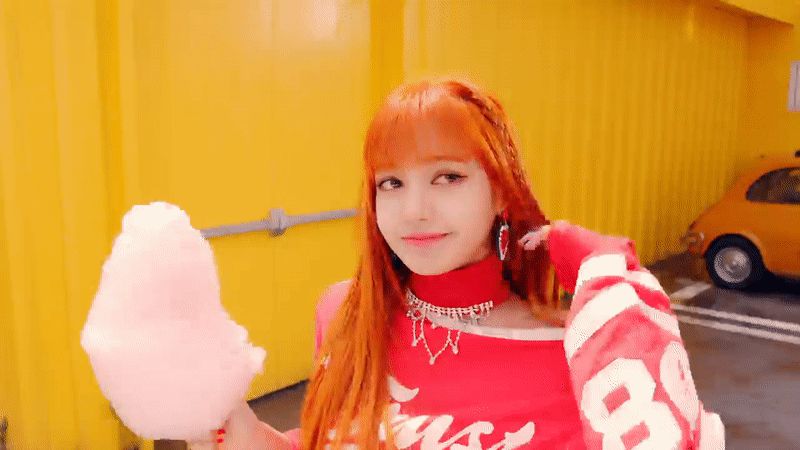 Lisa cứ có cơ hội là tranh thủ cưỡng hôn hội chị em BLACKPINK, liệu MV solo có cảnh nóng nào chơi lớn cho thiên hạ trầm trồ? - Hình 13