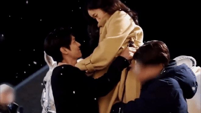 Loạt khoảnh khắc ngọt xỉu của Kim Go Eun - Lee Min Ho từ hậu trường lên phim, thế mà không thành đôi phí ghê! - Hình 1