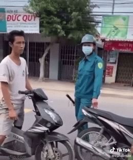 Bị nhắc nhở vì không đeo khẩu trang, người đàn ông doạ công an: Ai bầu cho ông vào đây để quản lý? - Hình 2