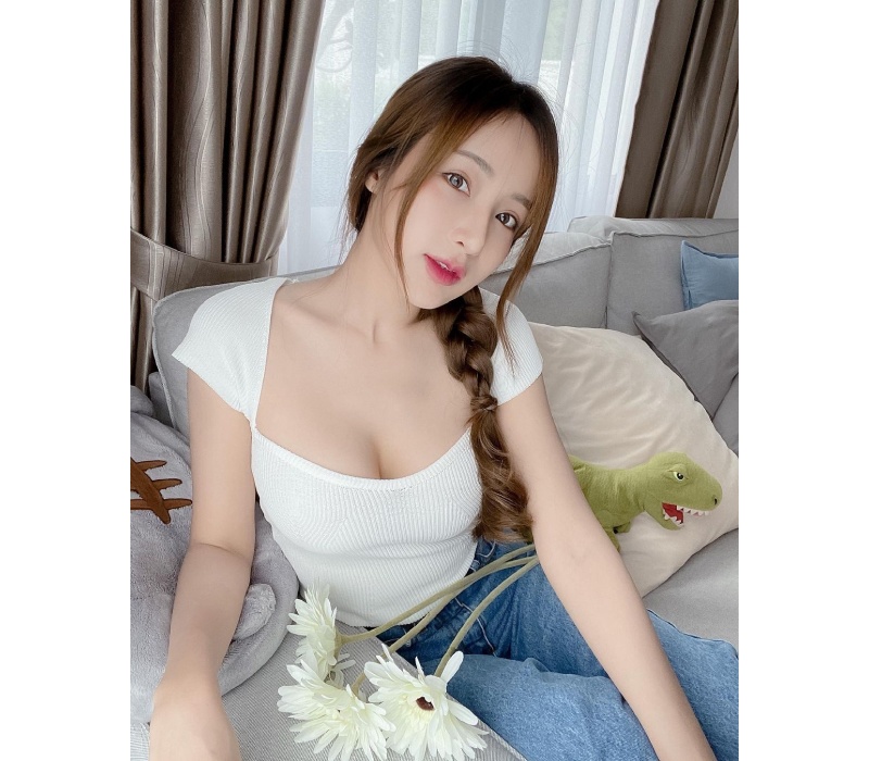 Chụp đại vài bức hình ở nhà, hotgirl vẫn khiến CĐM đứng ngồi không yên bởi chiếc áo hư hỏng - Hình 1