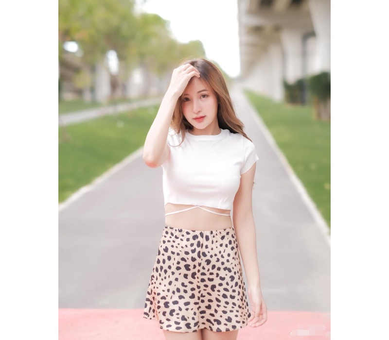 Chụp đại vài bức hình ở nhà, hotgirl vẫn khiến CĐM đứng ngồi không yên bởi chiếc áo hư hỏng - Hình 4