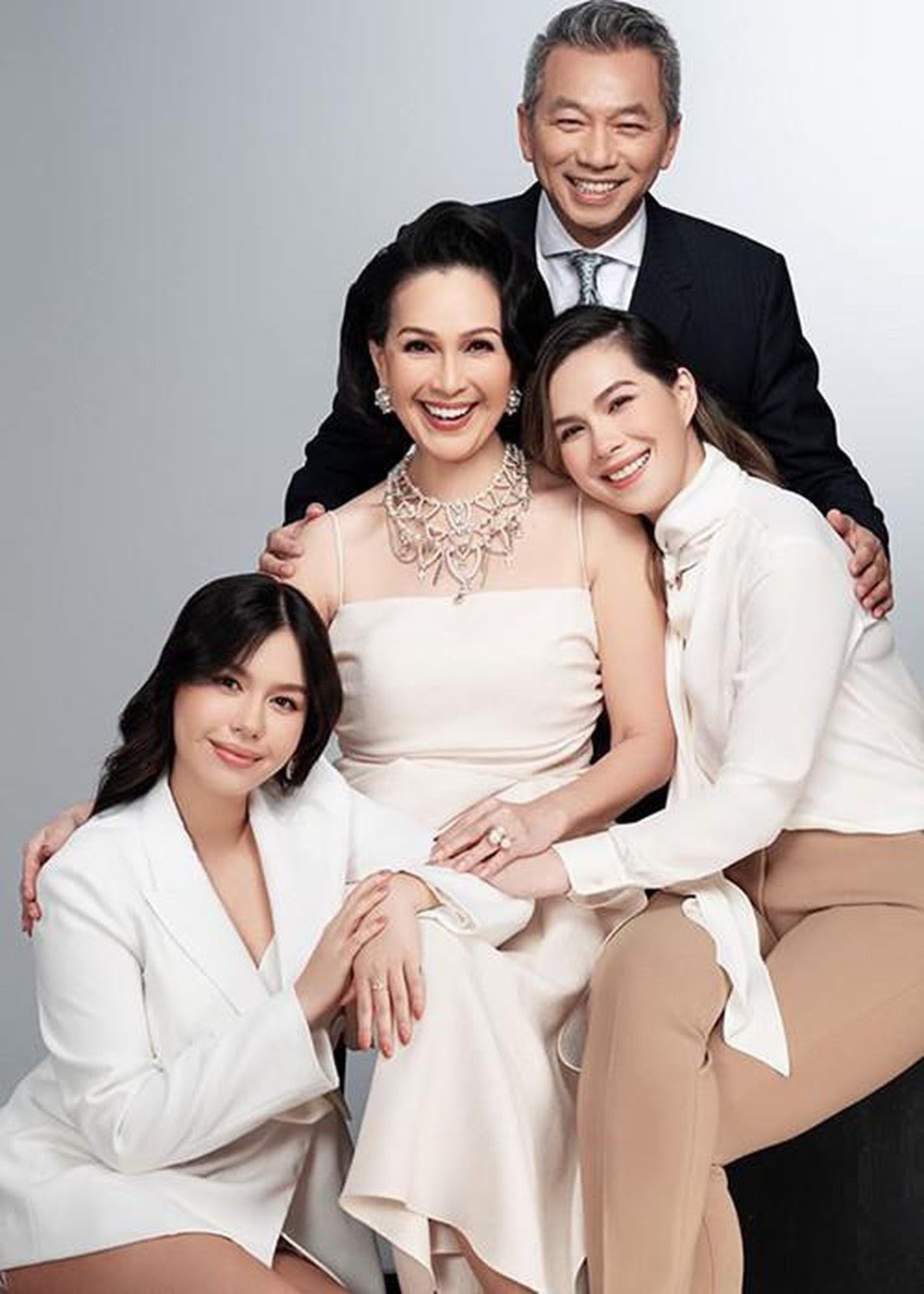 Diễm My 6x - Nữ hoàng ảnh lịch hồng nhan nhưng không bạc phận viên mãn bên chồng đại gia - Hình 2