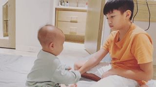 Leon nhà Hà Hồ dở cười dở khóc: Mẹ chê nặng, anh trai chê dơ - Hình 1