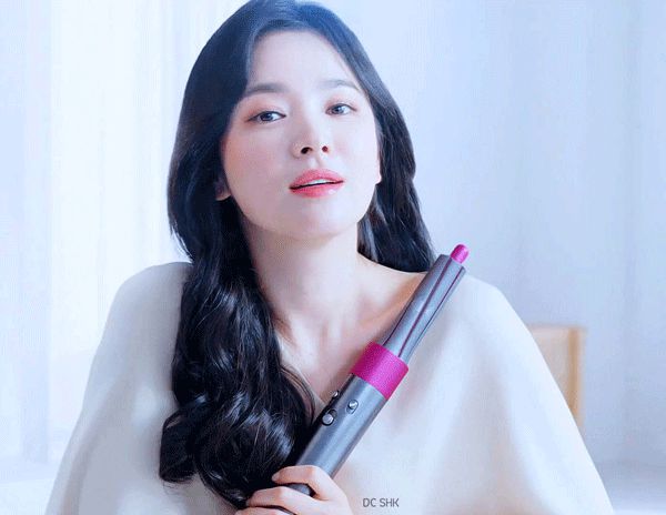 So kè quảng cáo với Song Hye Kyo, mỹ nhân trà xanh Triệu Lộ Tư lép về toàn tập vì nụ cười nhân tạo - Hình 11