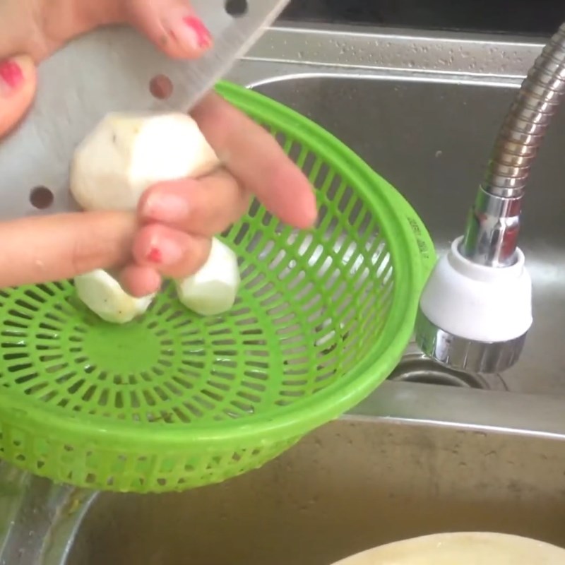 2 cách nấu canh khoai sọ rau rút (rau nhút) với sườn và cua hấp dẫn - Hình 7