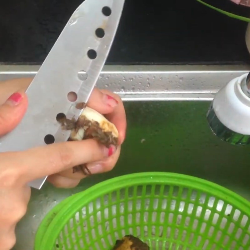 2 cách nấu canh khoai sọ rau rút (rau nhút) với sườn và cua hấp dẫn - Hình 5