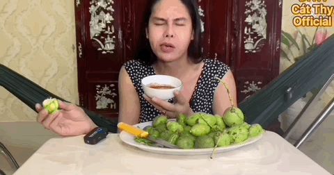 Diva bánh tráng trộn Cát Thy đổi nghề YouTuber nhưng bị dân mạng ném đá dữ dội, nguyên nhân từ 1 hành động kém duyên khi ăn? - Hình 3