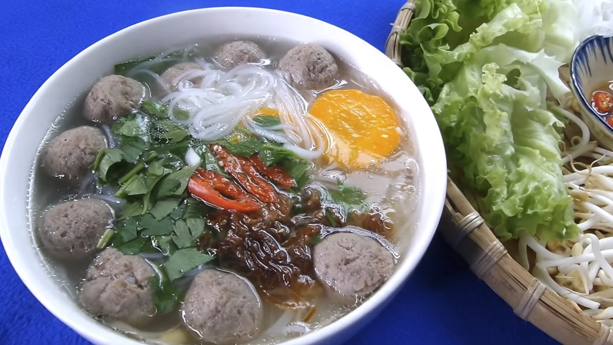 2 cách nấu hủ tiếu bò viên nước dùng trong veo hấp dẫn ngon dễ làm - Hình 1