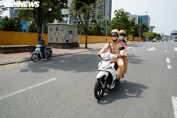 Ảnh: CSGT xử phạt người ra đường không lý do chính đáng khi giãn cách xã hội - Hình 1