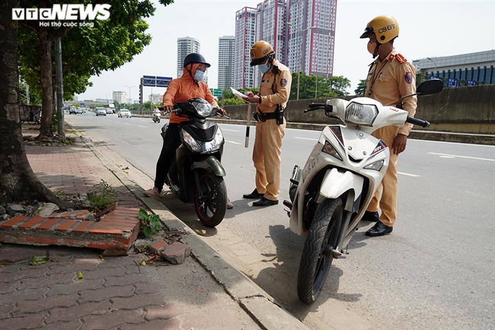 Ảnh: CSGT xử phạt người ra đường không lý do chính đáng khi giãn cách xã hội - Hình 2