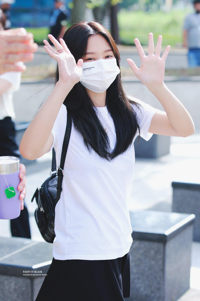 Blackpink Gây Bão Khi Đi Làm: Jennie Là Lạ Với Visual Hack T.Uổi, Rosé Đi  Dép Lê Lộ Chân Cong, Hot Nhất Là Tóc Mới Của Jisoo - Sao Châu Á -