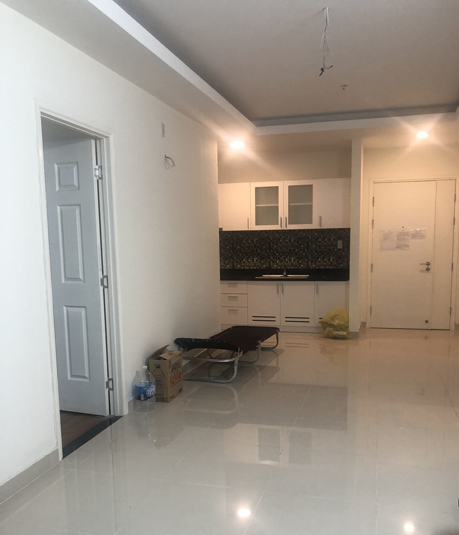 Bố mẹ đi điều trị Covid-19, F0 10 tuổi lủi thủi xếp hành lý vào bệnh viện - Hình 4
