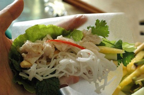 Bún cuốn cá hấp món ăn ngày nắng - Hình 7