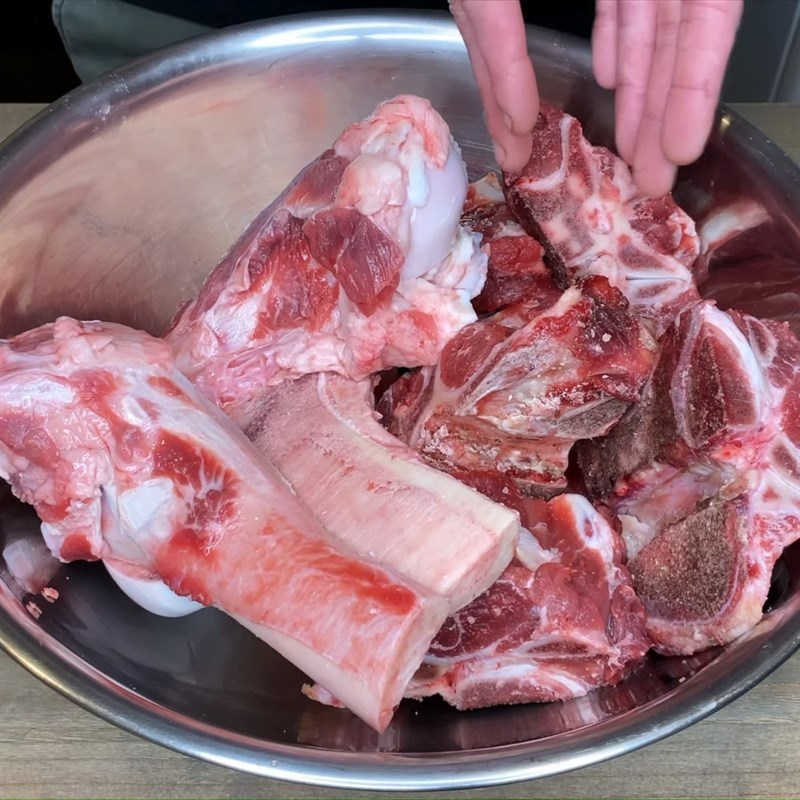 Cách nấu bún bò xương heo cho bữa sáng tại nhà cực đơn giản - Hình 2