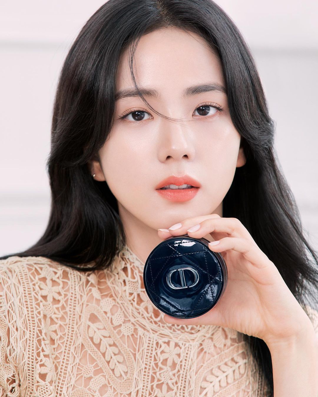 Chị gái Jisoo cũng khiến dân tình phải shock visual: Chẳng son phấn cầu kỳ mà lúc nào cũng đẹp mê mẩn - Hình 1