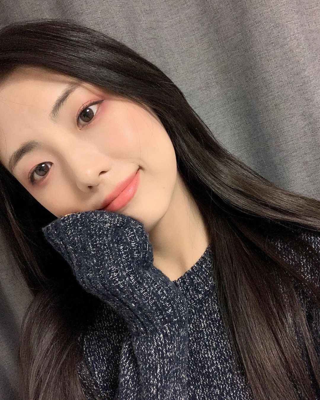 Chị gái Jisoo cũng khiến dân tình phải shock visual: Chẳng son phấn cầu kỳ mà lúc nào cũng đẹp mê mẩn - Hình 9