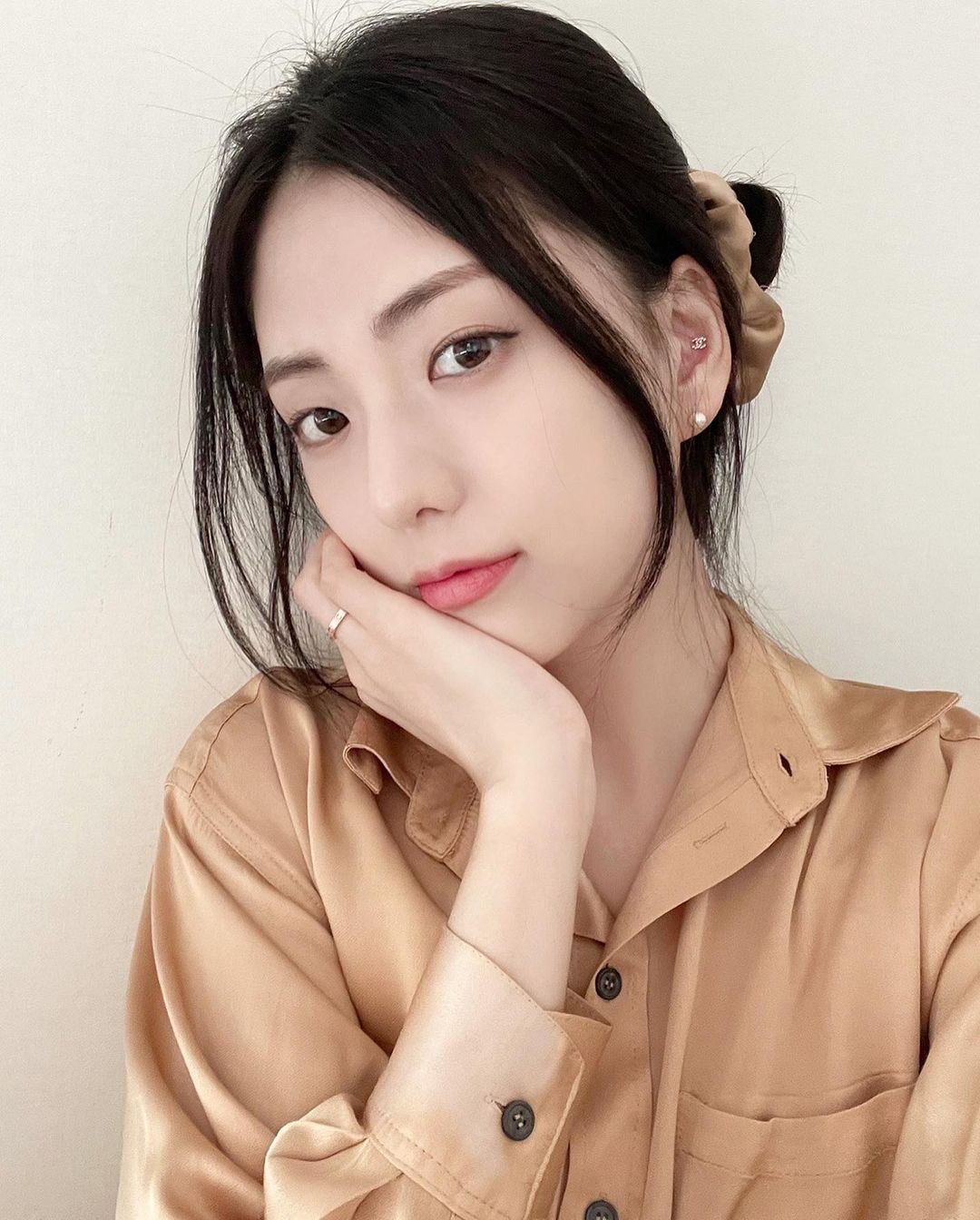 Chị gái Jisoo cũng khiến dân tình phải shock visual: Chẳng son phấn cầu kỳ mà lúc nào cũng đẹp mê mẩn - Hình 10